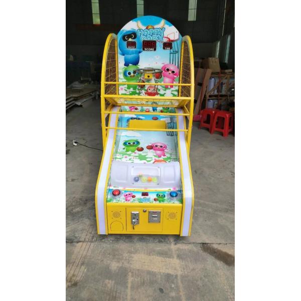 Машина возвращения баскетбола счастливых детей автоматическая, машина обруча баскетбола аркады выкупления билета счета мультфильма смешная