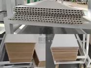 Linha de extrusão de painéis de parede de PVC Máquina de extrusão de PE de madeira de plástico