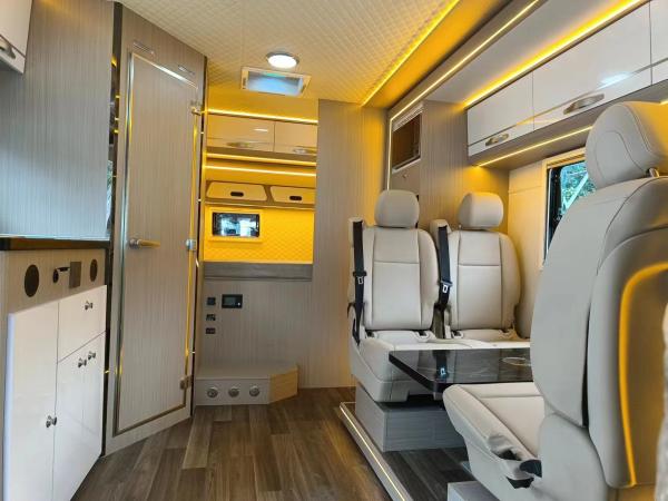 170 hp 3 Beds RV Caravan Van , Rotary Toilet Mobile Home Camper Van
