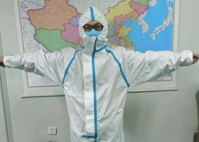 Descartável esfrega o vestido médico do isolamento da roupa com tampas da sapata do chapéu