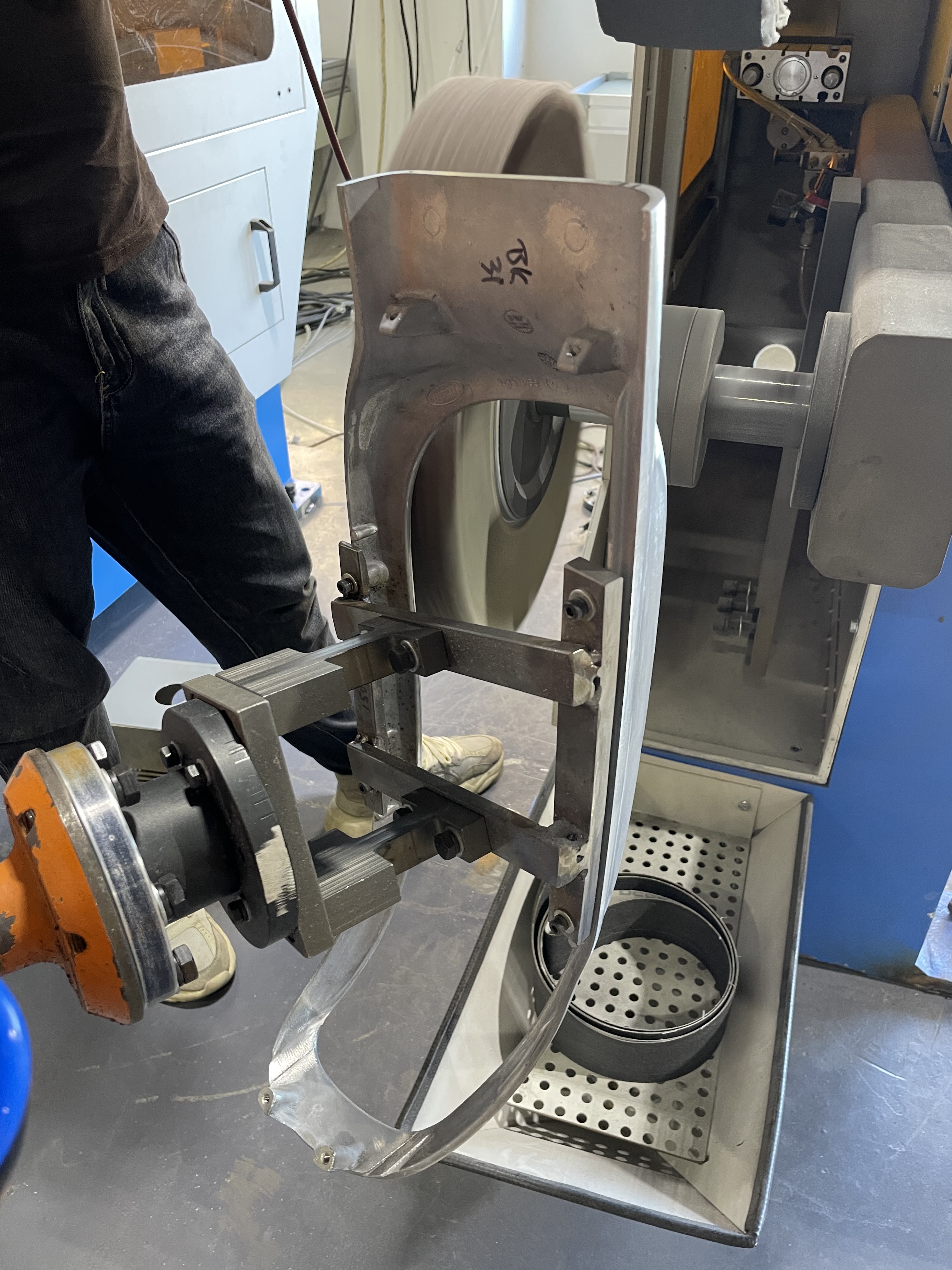 Fully Automatic Robotic Grinding and Polishing Machine for Automotive Aluminum Parts
