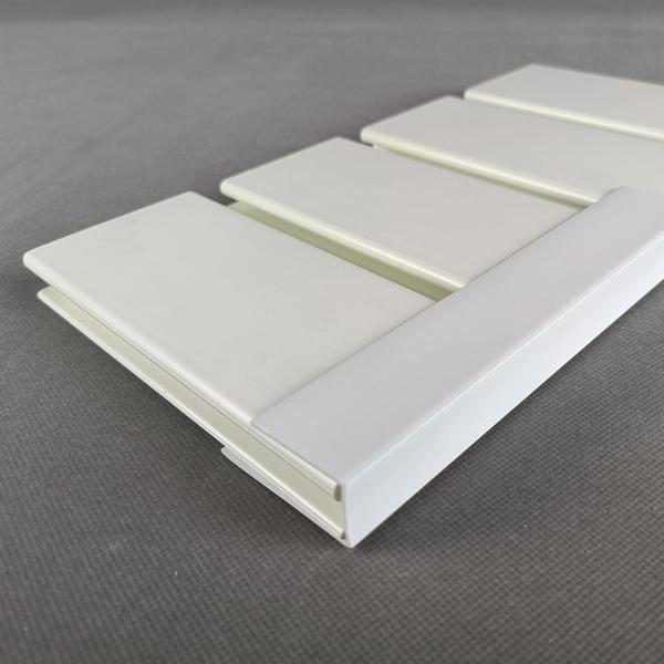 PVC stratifié Slatwall en bois lambrisse pour la décoration de salle d'exposition