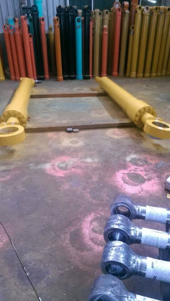 hydraulic cylinder--Komatsu--pc 200, pc400, pc 800, pc 1250, etc