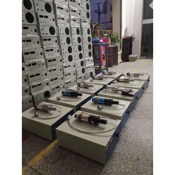 El aluminio ultrasónico 2000W de la soldadora del generador de las máscaras con el cuerno muere molde