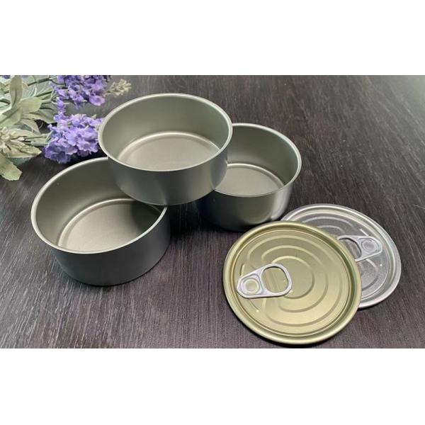 Пустая консервная банка для собачьего, кошачьего или другого пищи.