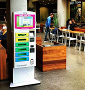 Ресторан/авиапорт/торговый центр обеспечили зарядные станции локера для сотовых телефонов