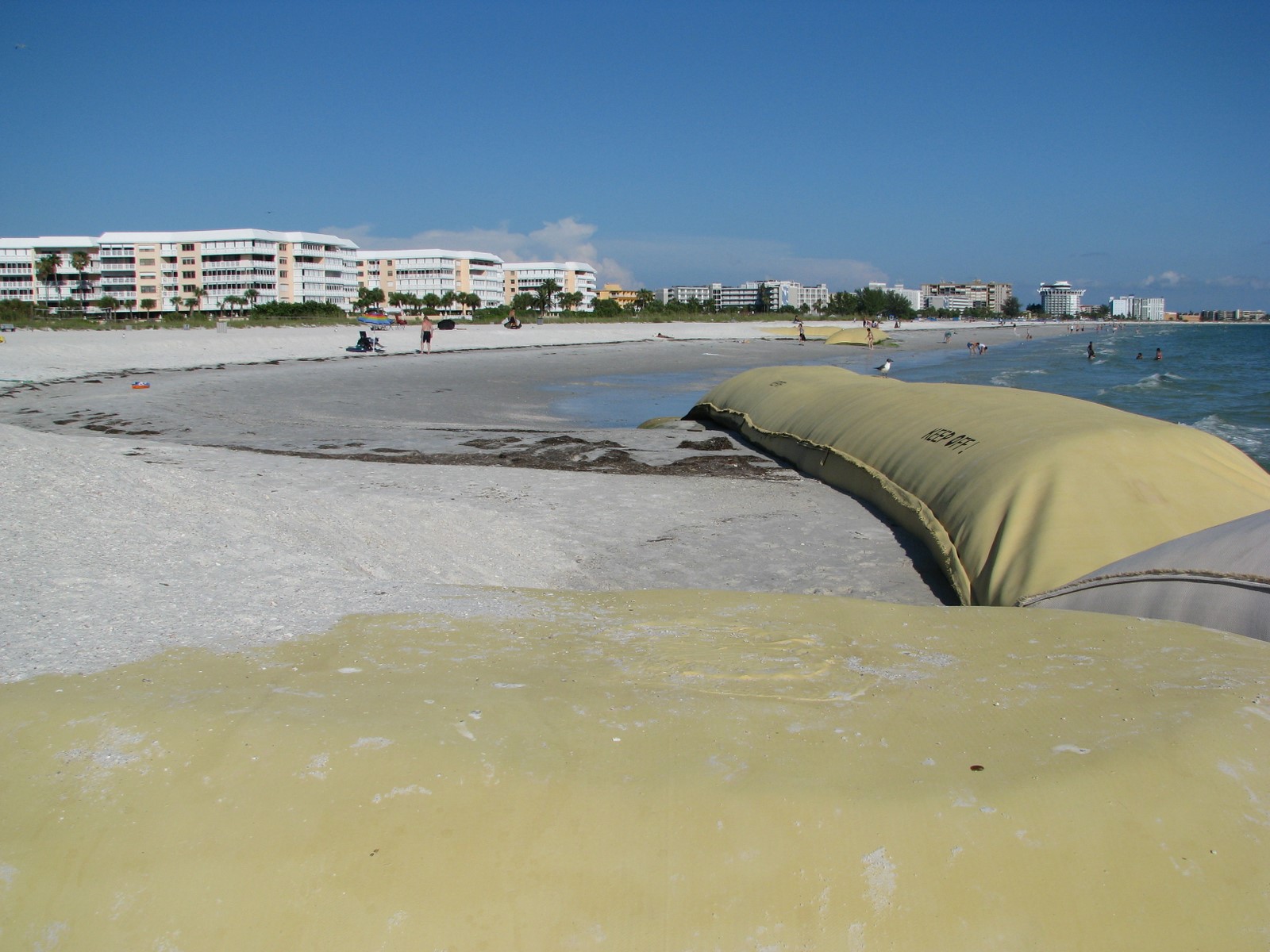 Высокопрочным белым Geotextile PP цвета сплетенный Multifilament Dewatering Geo кладет в мешки для предохранения от и обваловки бечевника