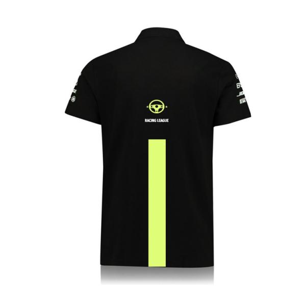 Команда гоночного клуба носит футболку для автоспорта