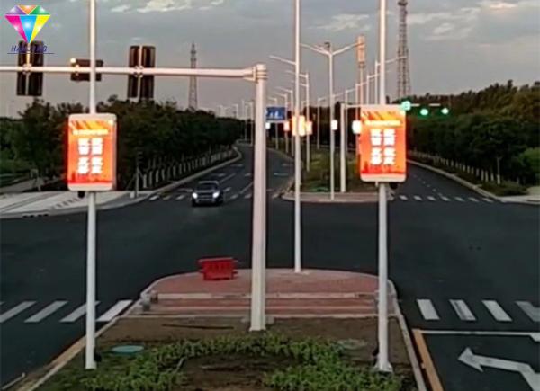 Anúncios exteriores inteligentes P3mm 256*512 Pixeles da exposição de diodo emissor de luz de Polo da borda da estrada da luz de rua