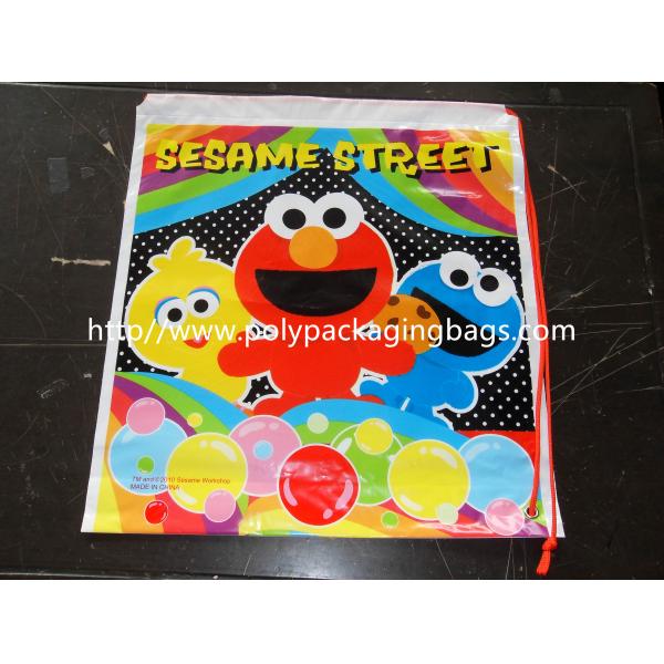 Модный небольшой пластиковый подарок кладет ориентированные на заказчика полиэтиленовые пакеты в мешки рюкзака Drawstring