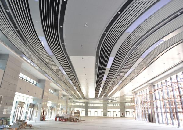 O painel de teto suspendido da tira da decoração alumínio interno chanfrou a borda Eco-amigável