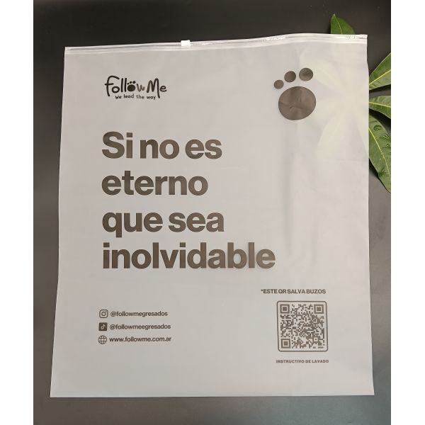 Sacs d'emballage CPE à gravure personnalisés de différentes tailles pour le stockage des vêtements