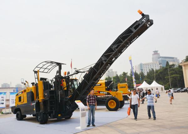 Wheeled Cold Milling Machine , Hydraulic Mechanical Drive System Pavement Milling Machine