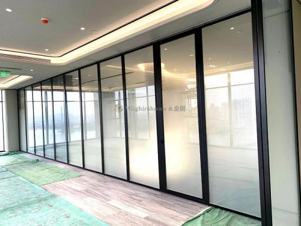 Facilité d'installation du mur de séparation de bureau pour les bureaux et les espaces commerciaux Matériau de surface en aluminium