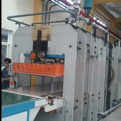 Presse de vulcanisation sous vide avec plaques chauffées