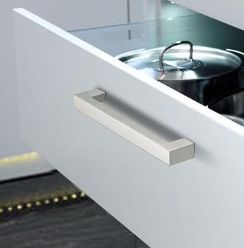 Puxador para móveis prata em forma de U de aço inoxidável escovado 224 mm com parafusos