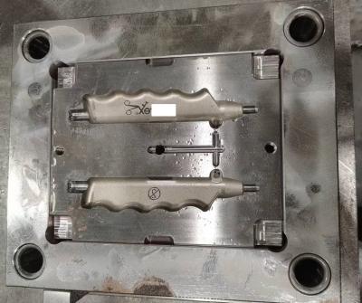 LKM Medical Surgical Instrument Housing ABS, Sports Medical Scalpel Housing Two plate mold submarine gate cold runner