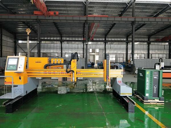 High Accuracy Fiber Laser Pipe Cutting Machine , Steel Tube Cutting Machine Low Maintenance