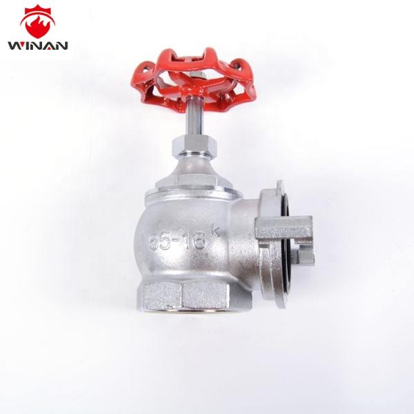 Вода выпуская противопожарный клапан Kроме посадки покрыла 2,5