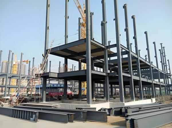 Bâtiment à structure en acier avec toit en tôle d'acier unique et résistance sismique élevée, avec toit en panneaux sandwich