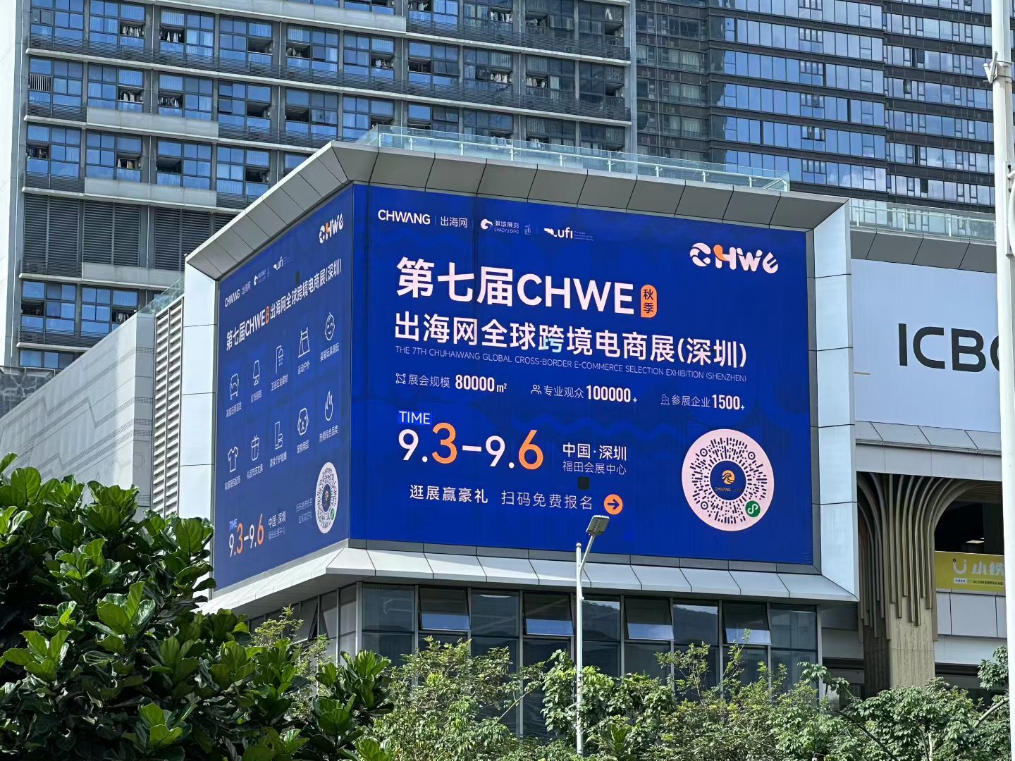 Commercial Large Outdoor LED Display Screens 90° Right Angle Splicing