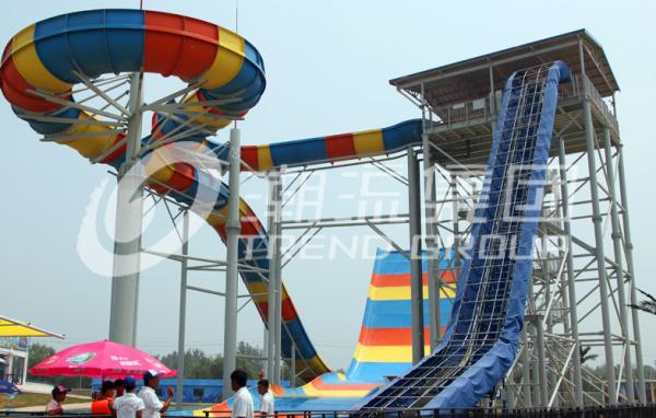 Corrediças de água coloridas Bommerang atrativo de FPR grandes para o parque exterior gigante da água
