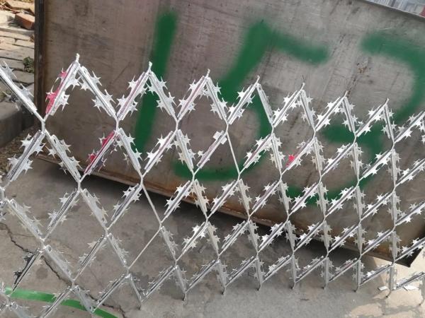 High Security Razor Wire Fence Welding Mesh 50mm*50mm