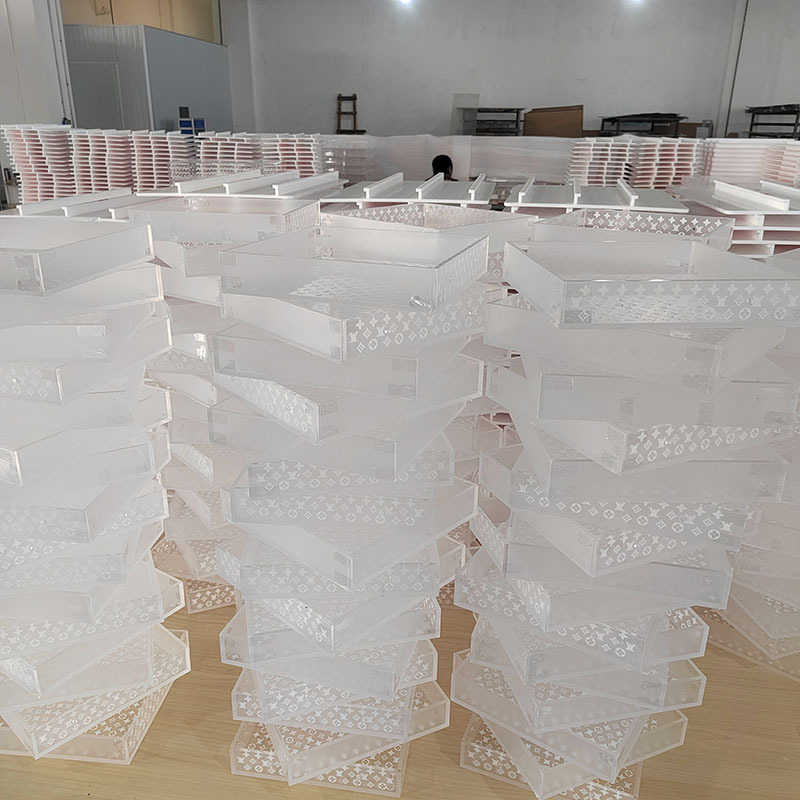 Large Capacity Printed Suitcase Plastic Storage Box Durable Transparent Storage Box with Handle Lock