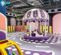 Jardín de juegos con tema de espacio para niños con toboganes grandes