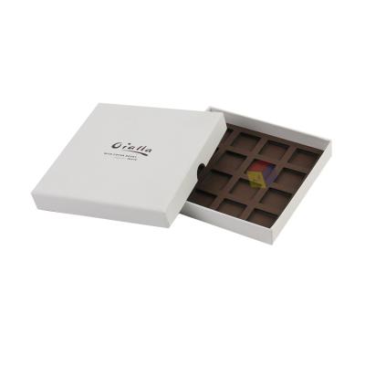 Boîte cadeau à chocolat en papier à 2 pièces en blanc carré avec couvercle et fentes de séparateur