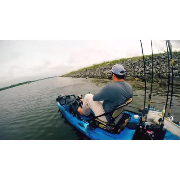 Взрослый сидит на верхнем каяке моря с стулом затвора и металла для удить