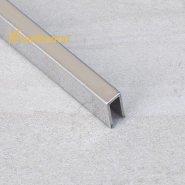A borda redonda de aço inoxidável do espelho telha a dureza 200HV da guarnição U6 X 2438mm