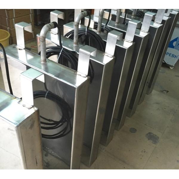 Immersible Transducer For Bolt Fastening Through The Wall Of The Ultrasonic Tank