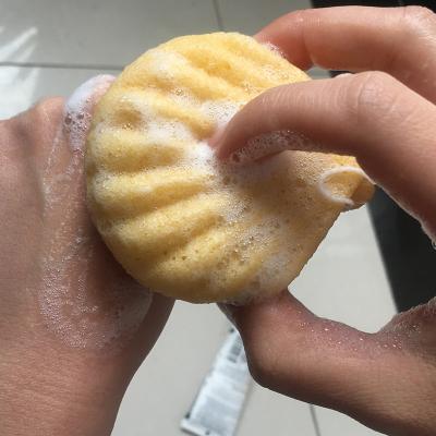 Corpo seco molhado que limpa a esponja Exfoliating do carvão vegetal da esponja Konjac do corpo
