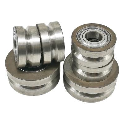 O fio de metal do fio de cobre que forma o guia da máquina roda Rod que endireita a máquina