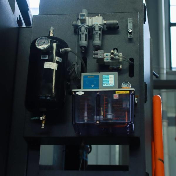GMC-3020 一般ガントリー加工センター スピンドルノズから作業台表面までの距離1050mm
