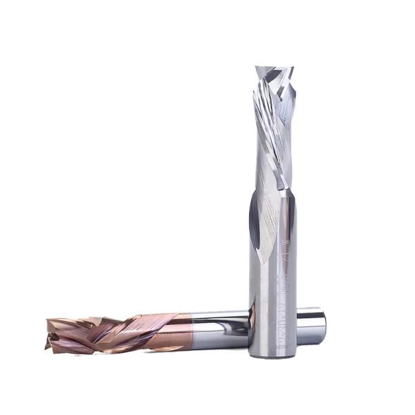 良質CNCのルーター ビットは切断のための炭化物の木工業のカッター木を置いた