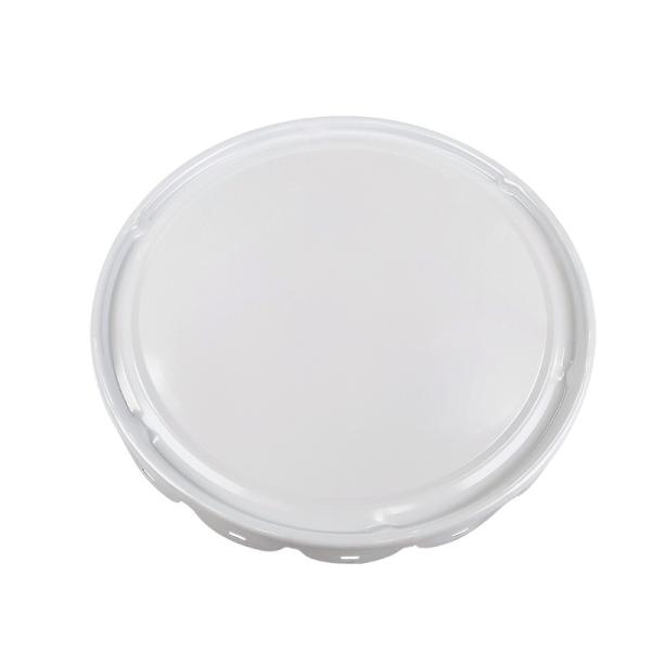 Des boîtes d'étain en métal, des accessoires, des couvercles pour bouteilles de peinture chimique.