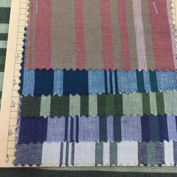 O fio tecido do algodão mistura de linho lisa tingiu a tela 140gsm da listra orgânica
