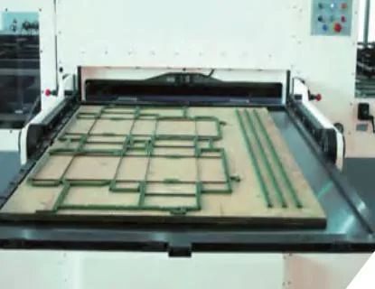 Автомат для резки штемпелюя плашки фольги PLC автоматический с обнажать 1060 x 740mm