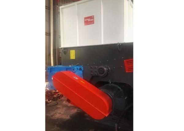 Custom Color Plastic Shredder Machine 2400*1800*2450mm High Strength Steel Plate