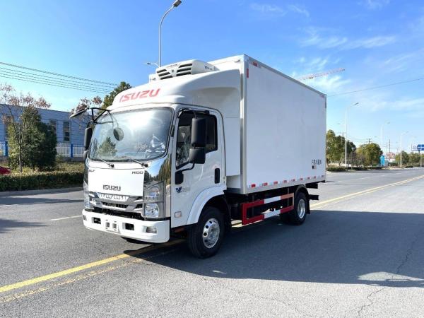 Good Temperature Control Isuzu M100 Refrigerated Truck Light Trucks
