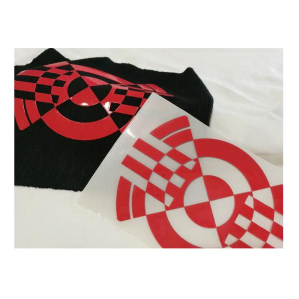 Des étiquettes créatives pour vêtements à transfert de chaleur, des étiquettes de cou à effet de brillance.