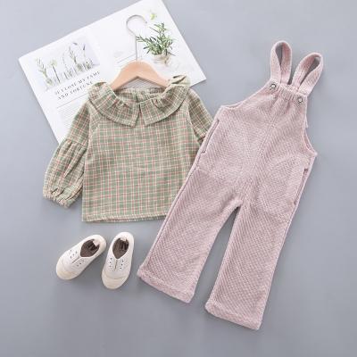 O equipamento das meninas ajusta macacões cor-de-rosa da sarja de Nimes da lapela da faixa do ombro da camisa da luva da bolha