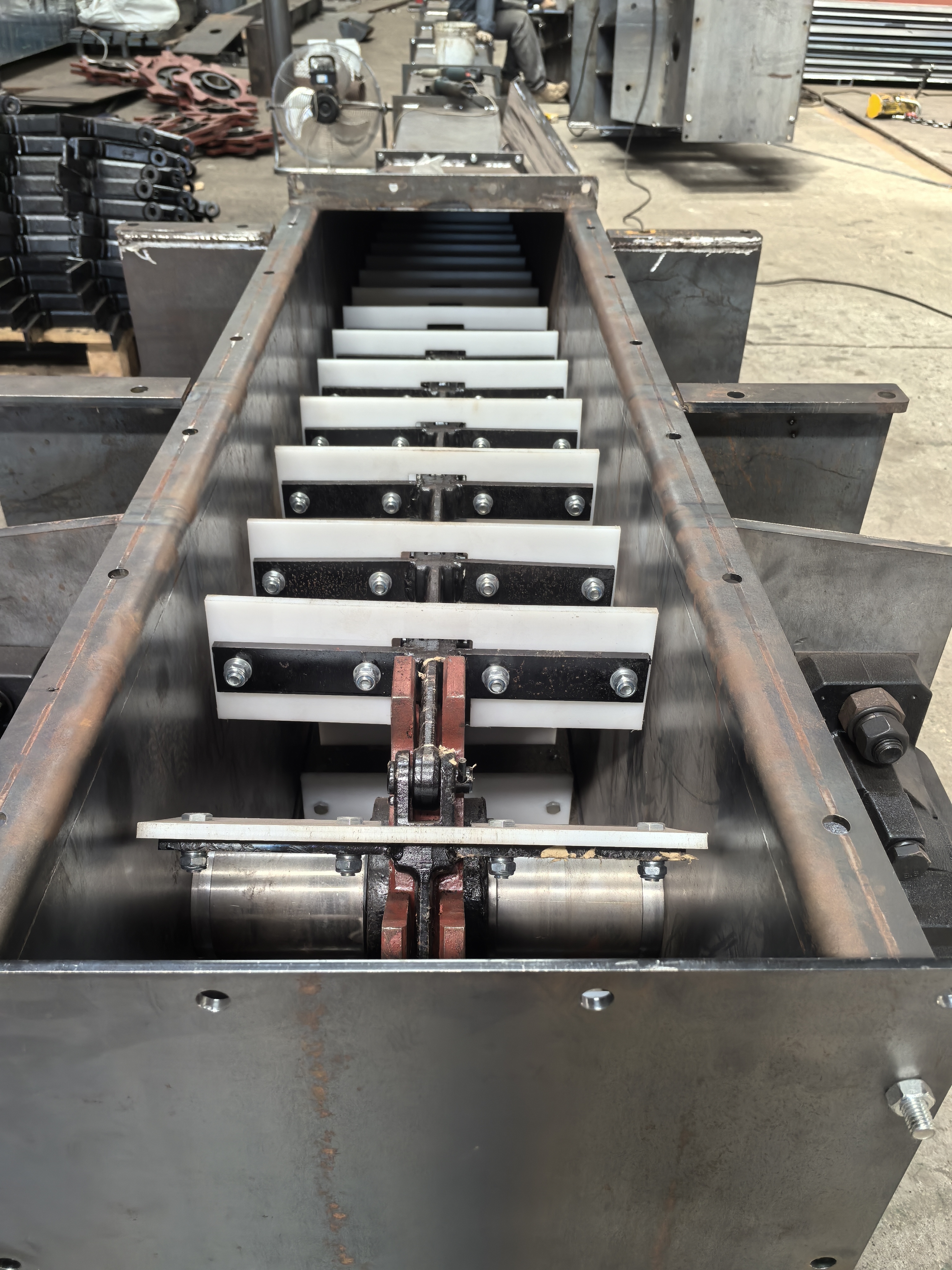Buried scraper conveyor