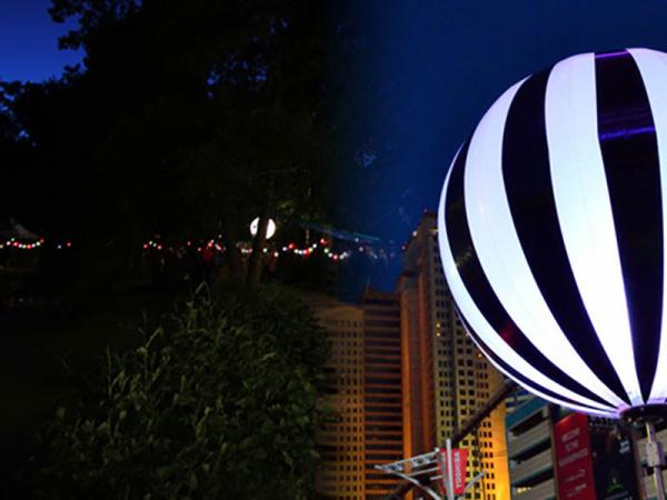 Recolhimentos do evento que anunciam a luz inflável do balão do CE das promoções com suporte do tripé