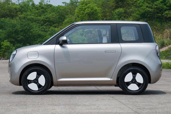 Slow Charging Mini Electric Car Vehicles 30kW 12.92kWh Battery Changan Lumin