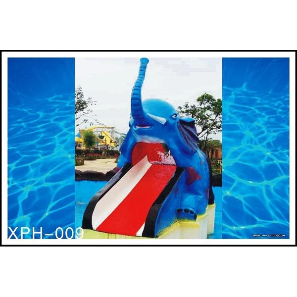 屋外水プールは子供、小さい象のモデルのために滑ります