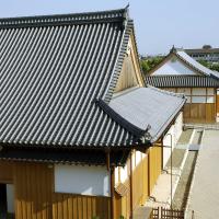Japão Edifícios antigos Antiquados Vila Rooftop Edifício antigo japonês Telhas antigas de alta qualidade