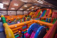 Saltando o campo de jogos inflável da criança, parque de diversões do campo de jogos da cidade do divertimento